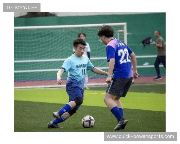 穿白衣的足球球星在赛场上英姿飒爽展现无与伦比的技术与风采