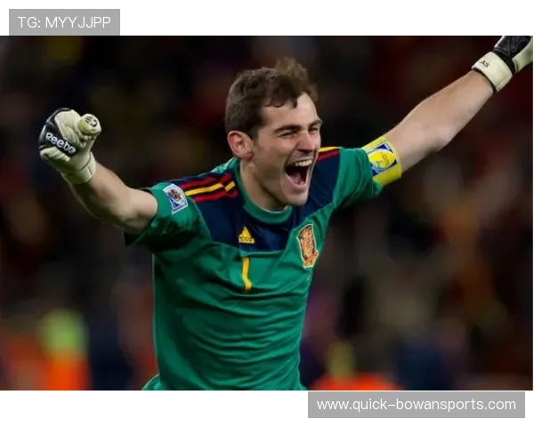 球星闪耀绿茵挥别赛场背影中足球伴随离去引发无限遐想